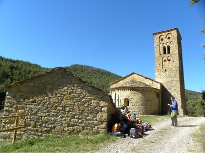 Visita de l'Escola Sant Climent de Coll de Nargó a l'església de Sant Romà a Valldarques (Foto: Servei Educatiu Alt Urgell-Cerdanya)
