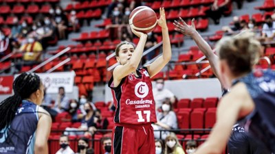 Zoe Hernández competint amb el Casademont Zaragoza a la Lliga Femenina Endesa (Foto: Ester Casas / Casademont Zaragoza)