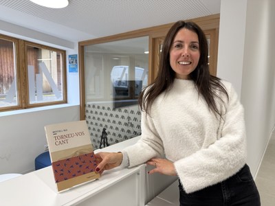 L’escriptora pallaresa Meritxell Nus mostra la novel·la ‘Torneu-vos cant’ (Foto: ACN/Marta Lluvich)