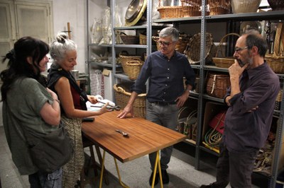 Preparació de la propera exposició de l'espai d'art L'Aparador (Foto: ACN)