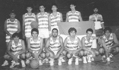 Magí Castillejo (a dalt a la dreta), en la seva etapa com a entrenador del Sedis Bàsquet (Foto: @sedisbasquet)
