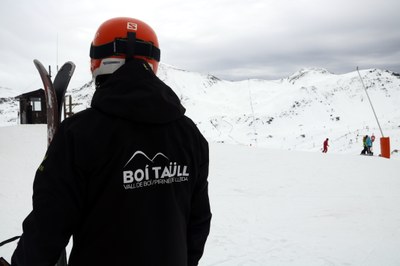 Esquiador amb una jaqueta de Boí Taüll a les pistes d'esquí (Foto: ACN)