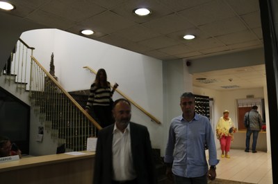 Joan Pau Miquel sortint de la batllia amb el seu advocat (Foto: ACN)
