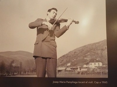 Josep M. Pampliega tocant el violí, cap a 1960 (Fons Esclusa)