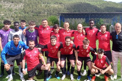 El CF Tremp al camp de l'Organyà, on ha celebrat el títol de campió de Tercera Catalana i l'ascens a Segona (Foto: CF Tremp)