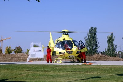 Un helicòpter del SEM, aterrat a l'heliport del Parc de Bombers de Lleida provinent de Tremp (Foto: ACN)