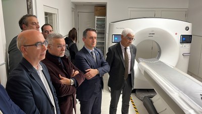 Visita institucional al nou TAC de l'Hospital de Cerdanya (Foto: ACN)