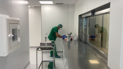 Un professional de l'Hospital de Cerdanya comprova dades a la sala de preparació de medicació (Foto: ACN)