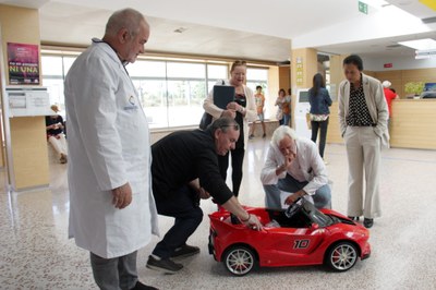 Donació d'un cotxet per a pacients infantils a l'Hospital de Cerdanya, per part de Proj'Aide 66 (Foto: ACN)
