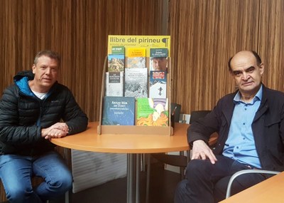 El director de l’IDAPA, Pere Porta, i el president de Llibre del Pirineu, Isidre Domenjó, amb el nou expositor (Foto: IDAPA)