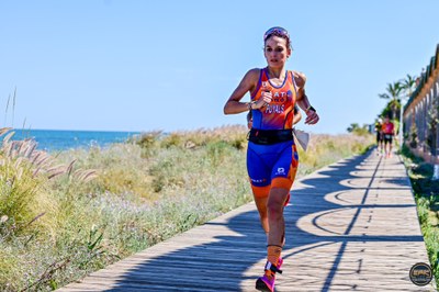 Lídia Puyals, durant el tram final a peu del Campionat d'Espanya de Triatló de llarga distància (Foto: Mediterranean Epic Triathlon)