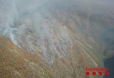 Imatge de l'incendi en una zona d'alta muntanya de la Guingueta d'Àneu (Foto: Bombers de la Generalitat)