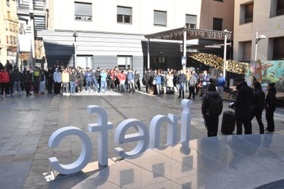 Lectura d'un manifest del 25-N per part d'alumnes i professorat d'INEFC Pirineus