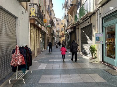 Un dels carrers comercials de la capital del Pallars Jussà (Foto: ACN/Marta Lluvich)