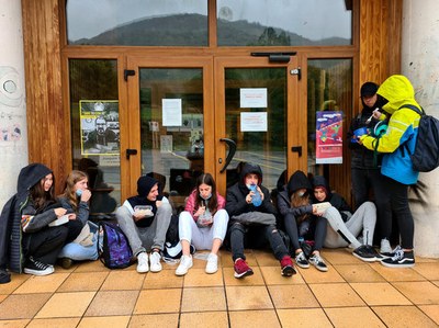 Un grup d'estudiants de l'Institut Hug Roger III, dinant a la porta de l'Arxiu Comarcal, a Sort (Foto: ACN)
