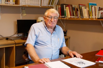 Miquèu Segalàs, president de l'Institut d'Estudis Aranesi, al seu despatx (Foto: ACN/Marc Codinas)