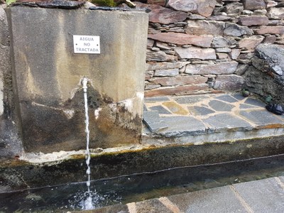 Font de Lladorre on s'informa que l'aigua no està tractada (Foto: ACN)