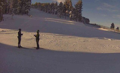 Els primers aficionats estrenen la temporada a Tuixent-la Vansa, avui divendres al matí (Webcam Tuixent-la Vansa)