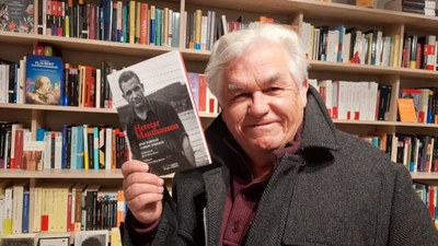 Llibert Tarragó, amb un exemplar del llibre 'Heretar Mauthausen' (Pagès Editors)