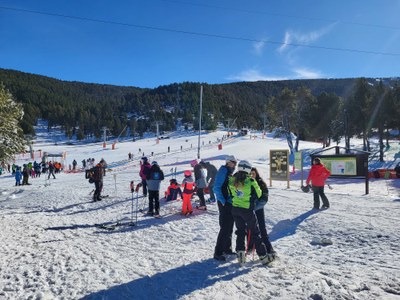 Esquiadors a l'estació d'esquí de Port Ainé durant el pont de la Puríssima (Foto d'arxiu/FGC)