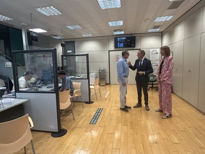 José Crespín i Núria Llobet conversen amb el nou responsable de l'oficina de la Seguretat Social a la Seu d'Urgell, que s'ha reobert després de quasi tres mesos de tancament (Foto: RàdioSeu)