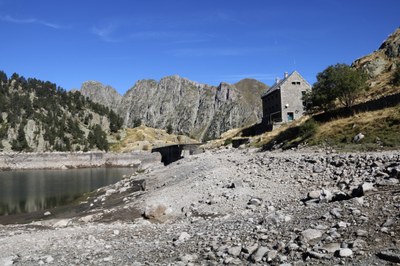 La presa, el Refugi i el llac de Restanca, en ple procés de buidatge (Foto: ACN/Oriol Bosch)