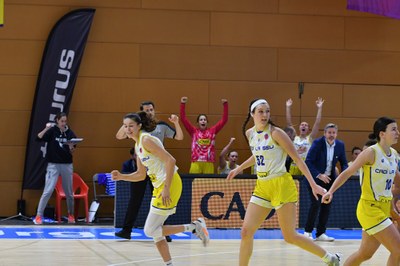 La banqueta del Cadí La Seu celebra una cistella en el partit contra el Castors Braine (Foto: Agustí Peña)