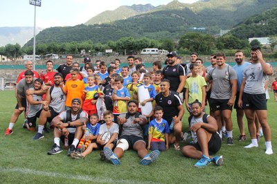Els jugadors de l'Stade Toulousain, amb els infantils del VPC Andorra