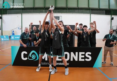 Luka Bottiroli (4) celebra amb l'equip de Màlaga el Campionat d'Andalusia Cadet de seleccions provincials (Foto: Baloncesto Andalucía)