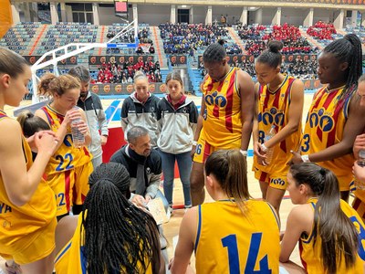 Lluís Biosca, en un temps mort de la selecció catalana cadet femenina, al Campionat estatal (Foto: FCBQ)