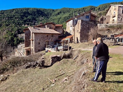 L'alcalde de Soriguera, Josep Ramon Fondevilla, i el veí de Mencui, Josep Maria Nus (Foto: ACN)