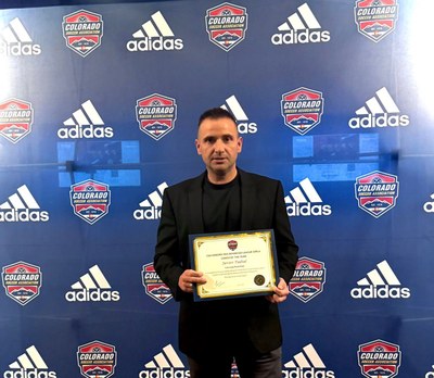 Javi Padial rep el premi de Millor Entrenador de l'estat de Colorado en futbol femení (Foto: Colorado Soccer Association)
