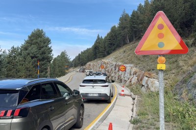 Tall de trànsit al port de la Bonaigua, on s'hi està reparant el ferm després de l'esllavissada d'aquest hivern passat (Foto: ACN)