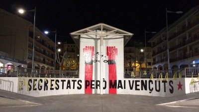 Mural a Oliana sota el lema "Segrestats però mai vençuts"