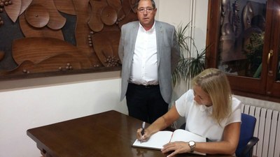 Neus Munté signant al llibre d'honor de l'Ajuntament d'Organyà (Foto: Gencat)