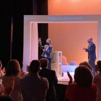 Maria Barbal rep a Tremp el Premi d'Honor de les Lletres Catalanes (Foto: Òmnium)
