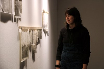 Maria Giró contempla les obres de l'exposició 'Pronòstic, un estudi del bosc', a la Sala La Gòtika de l'IEI (Foto: ACN)