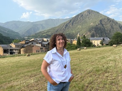 Marta Lluvich, amb el poble d'Altron al fons (Foto: ACN / Albert L. Cobo)