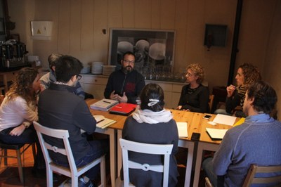 Reunió de responsables de Mas d'Eroles, el Grup Leader, la UVic i la cerficadora DNV, a Adrall (Foto: ACN) 