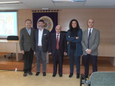 Carles Gascón amb el director de la tesi, a la seva dreta, i els membres del tribunal, a Madrid, el passat divendres 15 de gener (Foto: ACAU)