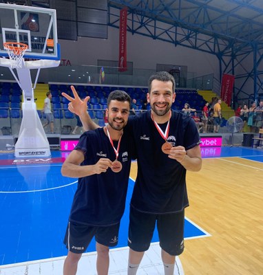 Jordi Serrato i Xavi Isern, amb la medalla de bronze obtinguda amb Andorra a l'Europeu de Petits Estats (Foto: Sedis Bàsquet)