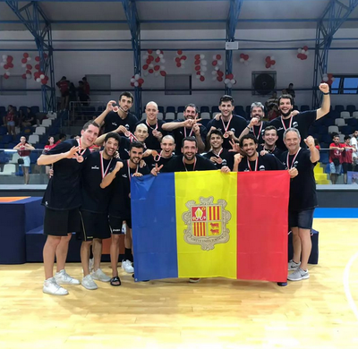 La selecció andorrana de bàsquet celebra el bronze a l'Europeu FIBA de Petits Estats 2022 (Foto: FAB)