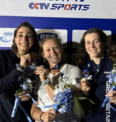 Mònica Doria, amb Marjorie Delassus i Kimberley Woods, al podi de Short Slalom C1 de la ICF Supercup, a Hangzhou (Foto: Mònica Doria)