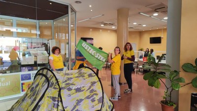 Membres d'USTEC-STEs de Lleida i de l'Alt Pirineu, a l'interior de la seu territorial d'Educació (Foto: USTEC-STEs)