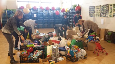 Preparació del Mercat Solidari a l'Escola Pau Claris