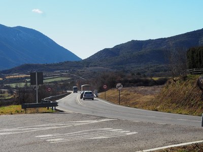 La carretera C-14, a l'entrada sud d'Organyà