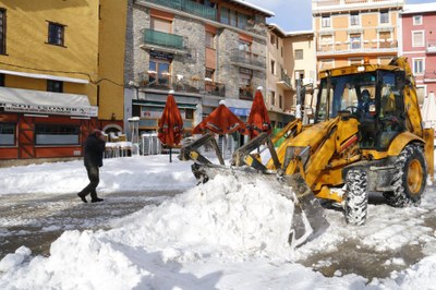 Neteja de la neu a la plaça dels Herois de Puigcerdà, aquest dimarts (Foto: ACN)