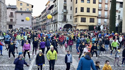 La plaça dels Oms, plena de gom a gom abans de la sortida de la Sant Silvestre La Seu 2025 (Foto: RàdioSeu)