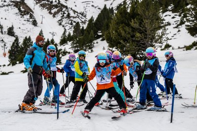 Sessió d'esquí alpí del programa Esport Blanc Escolar (Foto: Photoset)