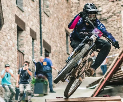 Descens pels carrers d'Arfa a l'Urgellet Enduro Race (Foto: Facu Villegas / Super Enduro Arfa)